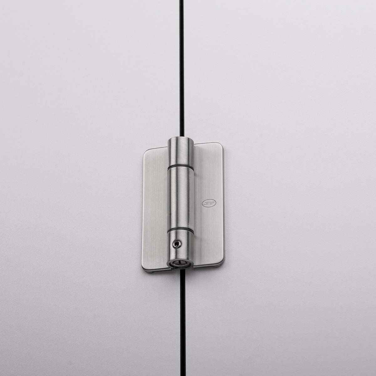 SM.005.E – 3 BISAGRA CON RESORTE CON TAPA Y TORNILLOS